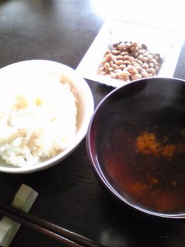 ご飯と味噌汁と納豆